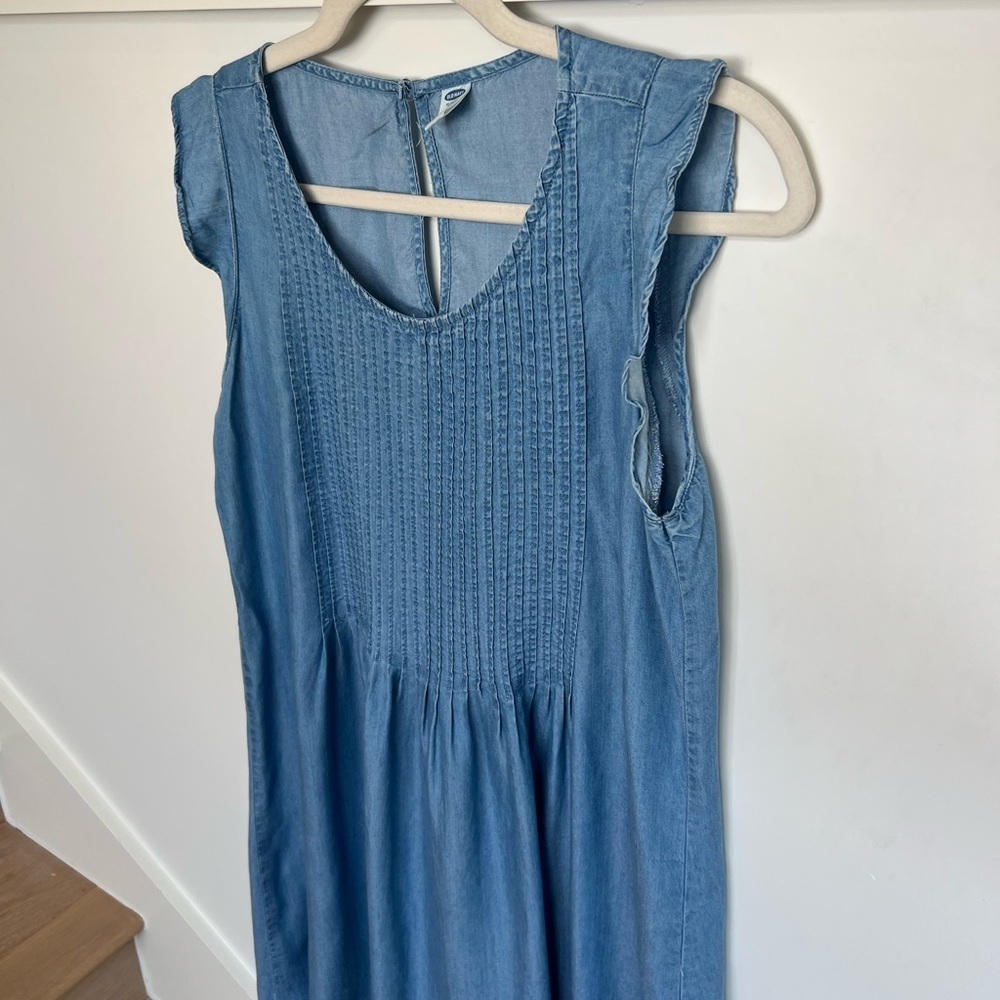 Old Navy Sleeveless Chambray Dress with Scoop Neck and Smocked Pleated Detail - Picture 2 of 8